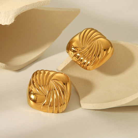 Orecchini da donna in acciaio al titanio con forma geometrica quadrata, placcatura in oro 18 carati e texture ondulata