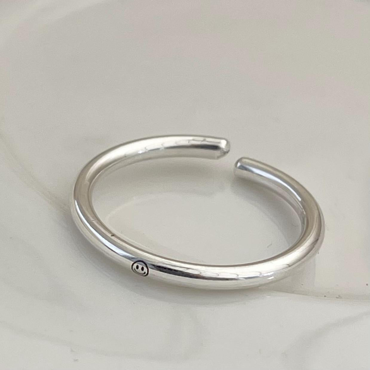 Anillo minimalista de plata de ley 925 con forma de corazón, acabado pulido liso y acento cuadrado biselado