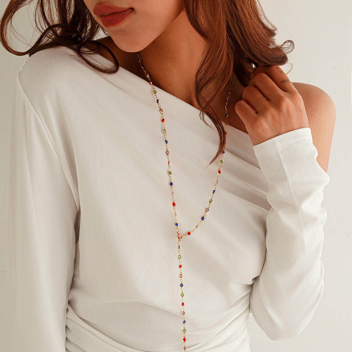 Collana a pendente minimalista a Y da donna con catena in lega di zinco placcata e nappe con strass