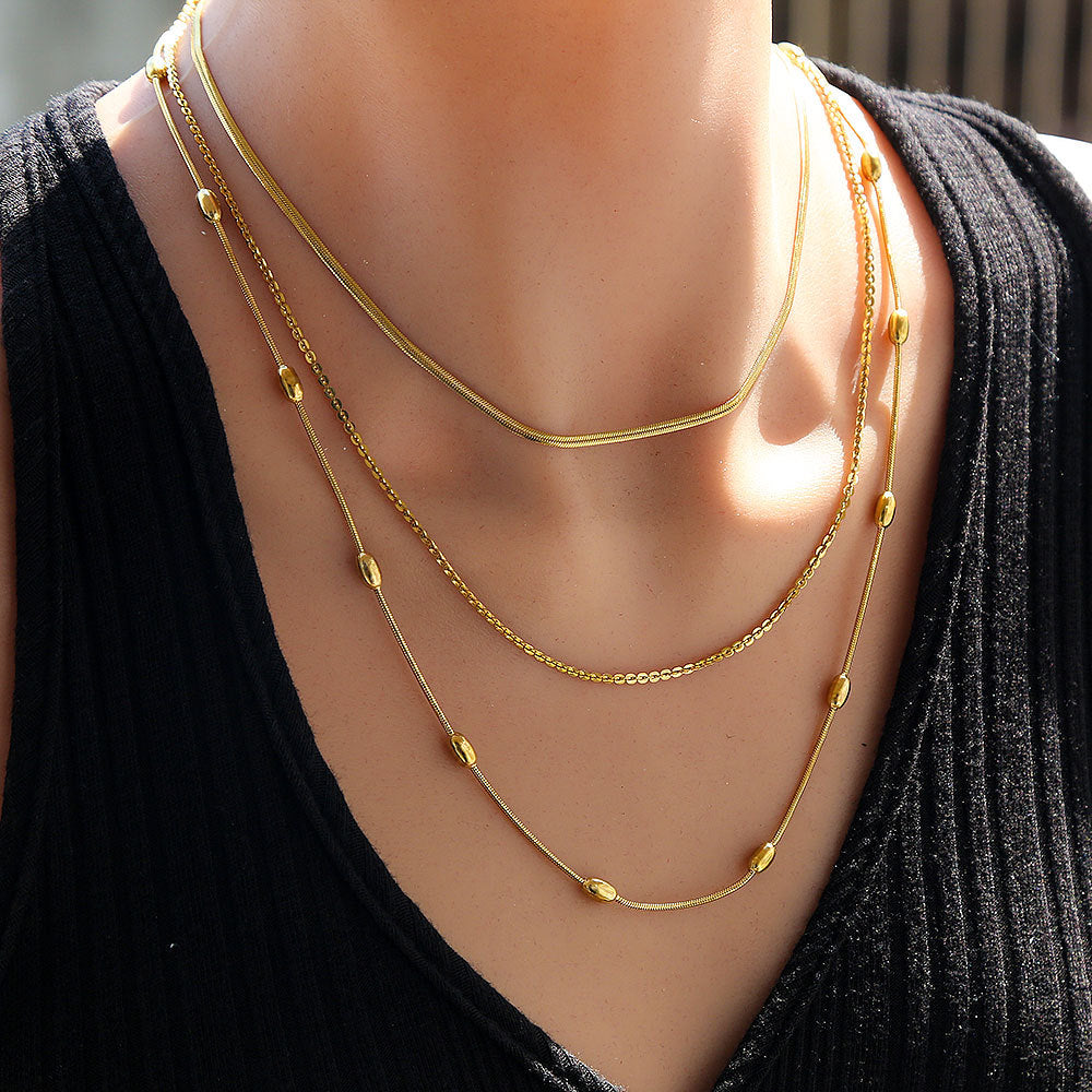 Collar de cadena de serpiente multicapa de acero inoxidable minimalista en tonos fríos con acabado chapado