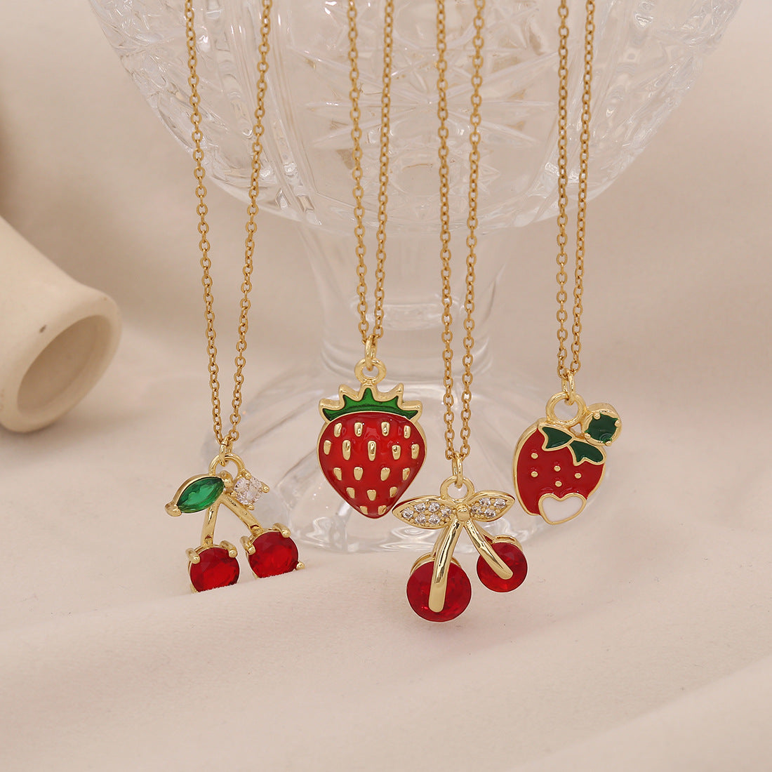 Bonito Collar Colgante de Fresa y Cereza para Mujer, Cadena en O de Acero Inoxidable con Acabado Esmaltado, Collar con Medallón en Forma de Fruta