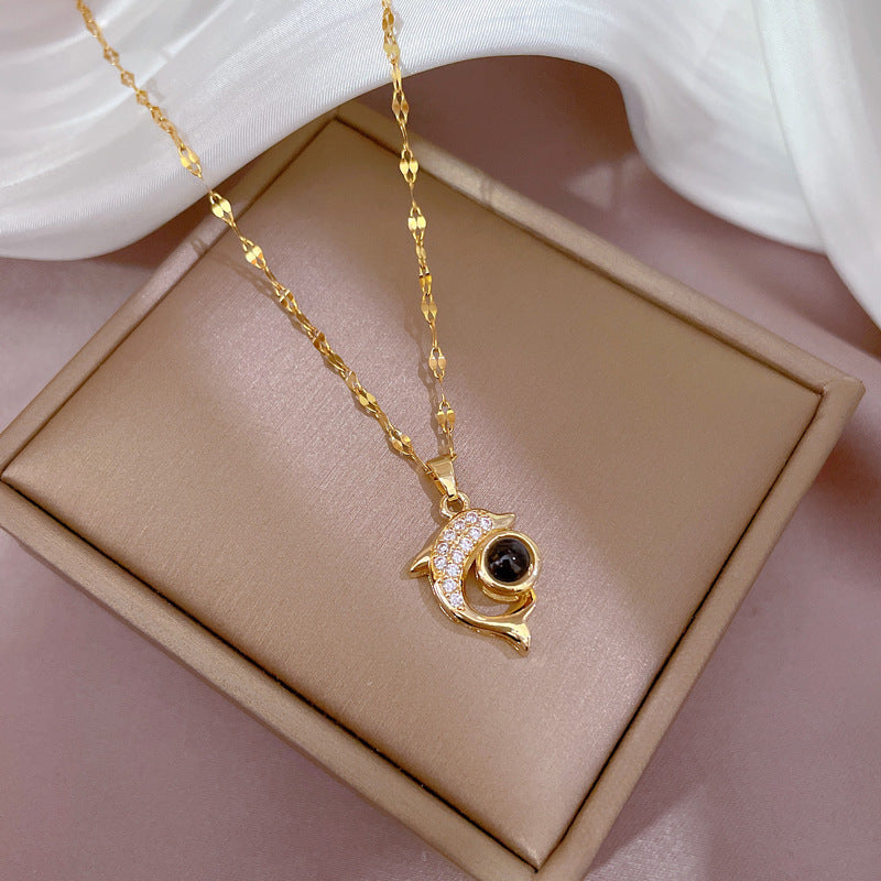 Collana da donna in acciaio al titanio a forma di delfino, stile esotico, con placcatura in oro micropavé, delicata catena clavicola dal design geometrico