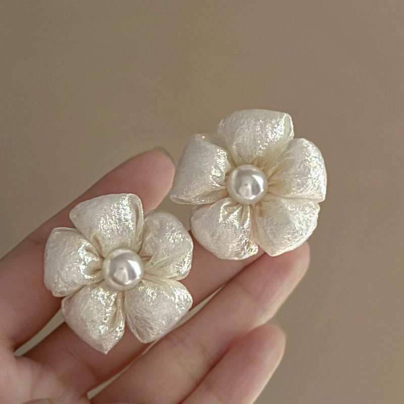 Orecchini a perno con perle dolci, eleganti e floreali per donna con perni in argento sterling 925