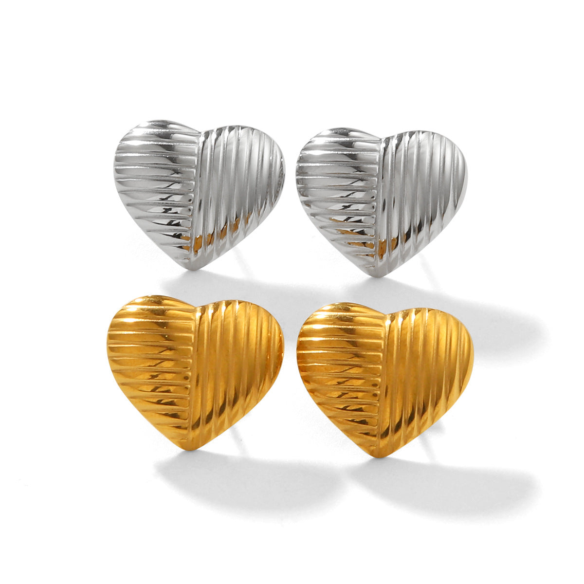 Orecchini a perno in acciaio al titanio a forma di cuore stile Ins con finitura placcata oro 18K da donna