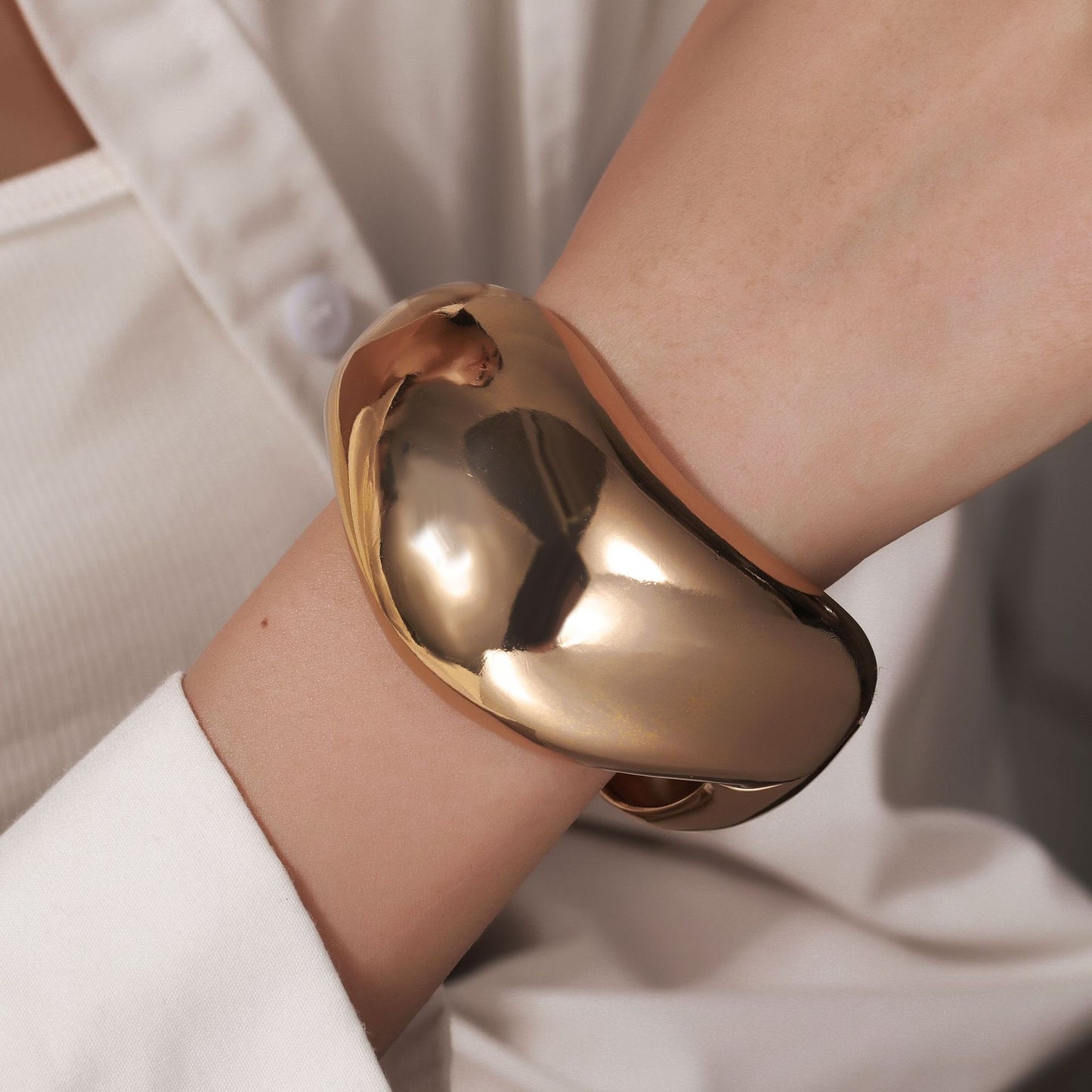 Bracciale Rigido Geometrico in Lega per Donna e Uomo con Chiusura a Molla e Finitura Elettroplaccata