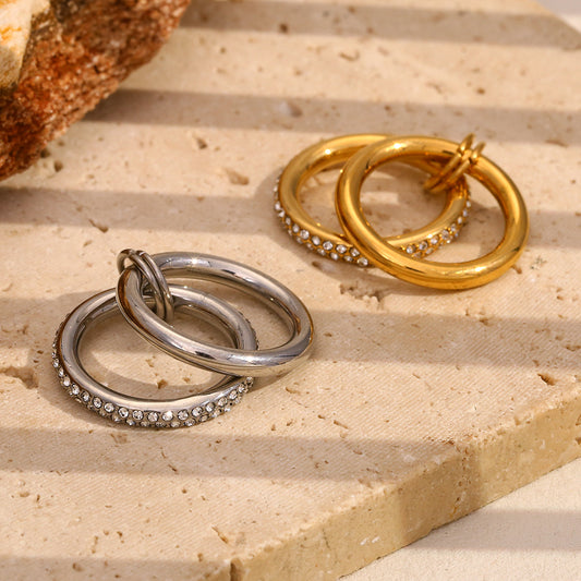 Anillo de acero inoxidable geométrico de inspiración vintage con chapado en oro de 18 quilates y detalles de diamantes de imitación para mujer