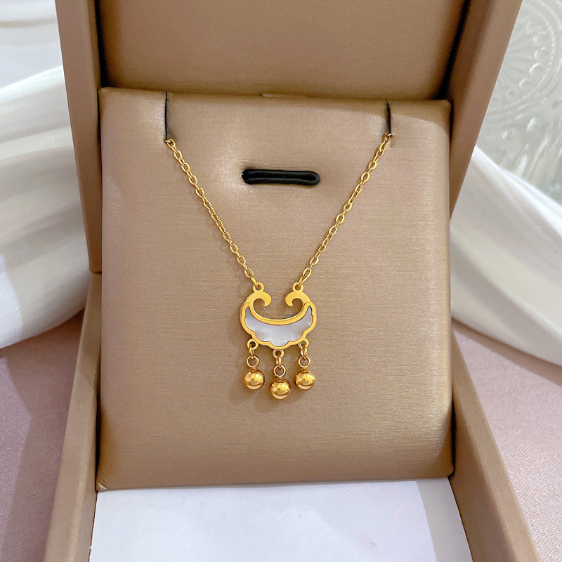 Collar con colgante geométrico estilo dibujo animado para mujer, hecho de acero de titanio con chapado en oro e incrustaciones de nácar