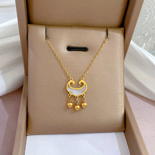 Collana con Pendente Geometrico in Stile Fumetto da Donna Realizzata in Acciaio al Titanio con Placcatura in Oro e Intarsio in Madreperla