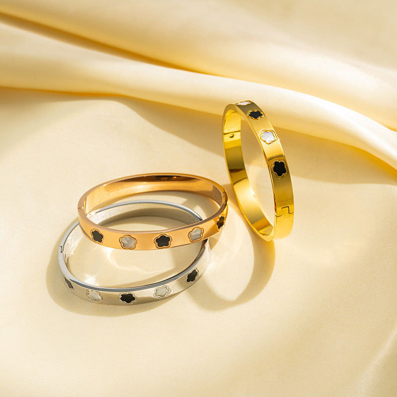 Bracciale da donna minimalista con quadrifoglio 3D in madreperla e acciaio inossidabile