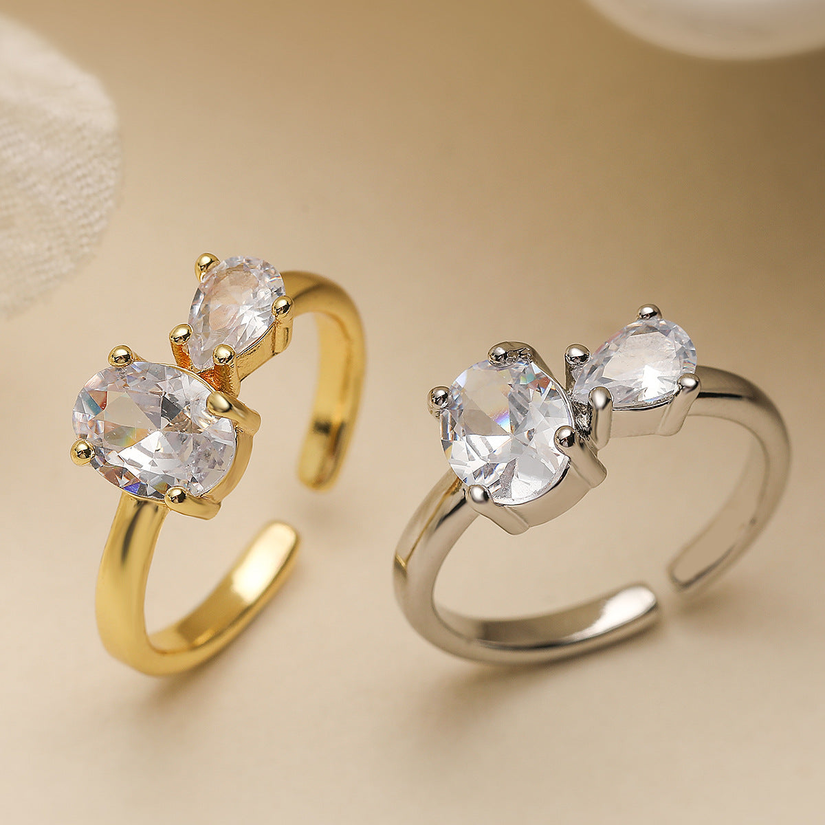 Anello Aperto Geometrico Minimalista da Donna in Ottone con Placcatura in Oro 18K e Intarsio di Zirconi