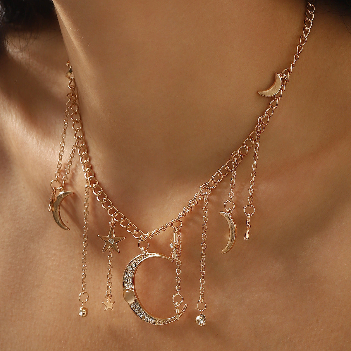 Collar con colgante de estrella y luna creciente dulce y atrevido para mujer con incrustaciones de diamantes de imitación y acabado galvanizado en cadena ondulada
