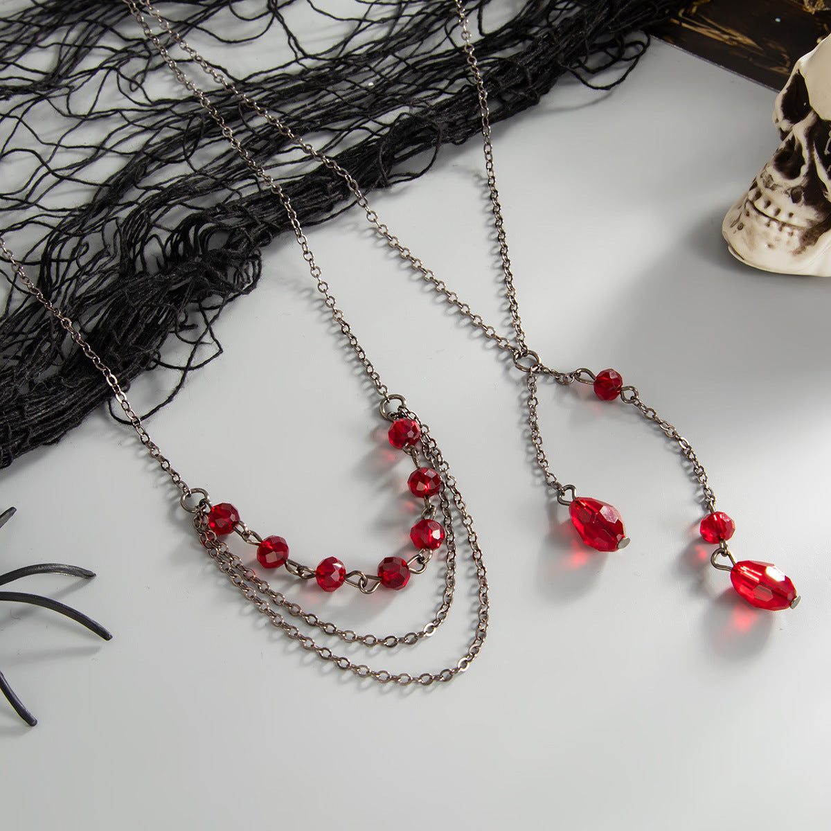 Collana con ciondolo a goccia di sangue gotico minimalista vintage da donna con dettaglio nappa, intarsio geometrico in cristallo, metallo galvanizzato, catena sottile