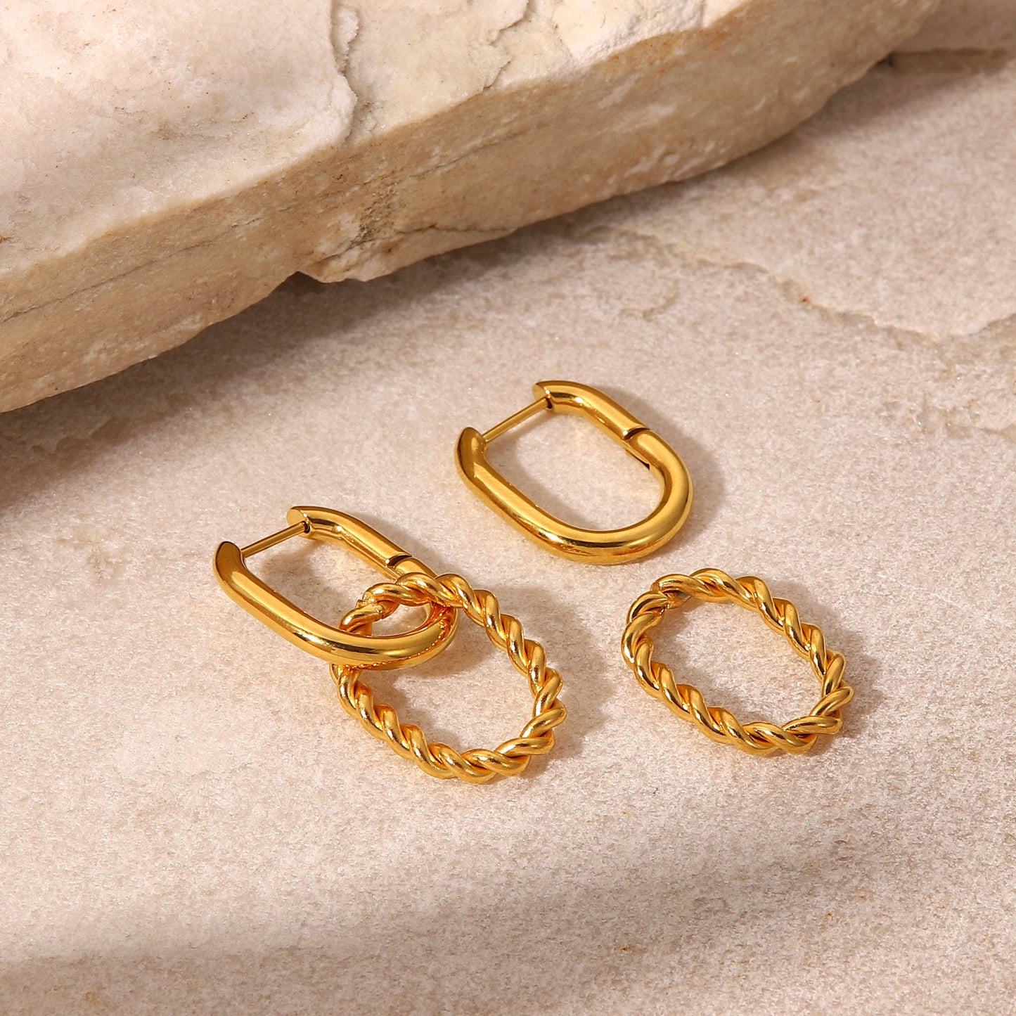 Orecchini a Cerchio Minimalisti Geometrici in Acciaio Inossidabile con Pendente a Torsione per Donna