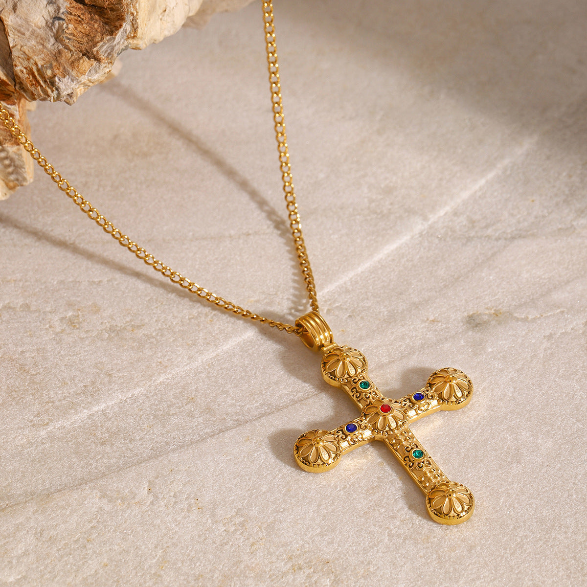 Collana con ciondolo a croce minimalista in acciaio inossidabile con finitura placcata per donna, design geometrico, catena per maglione alla moda