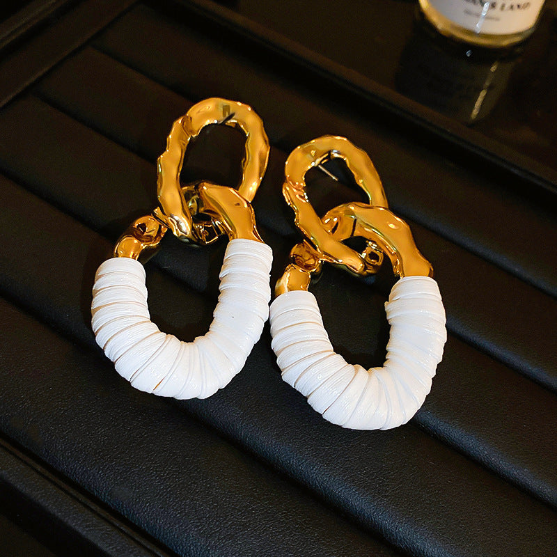 Orecchini a perno da donna vintage in metallo geometrico con perla, dettagli incisi e perni in acciaio inossidabile placcato argento