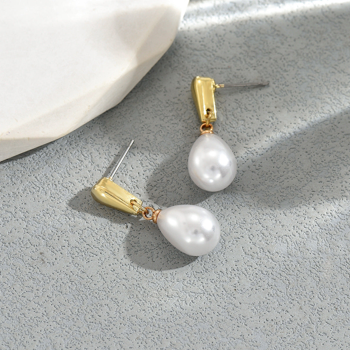 Orecchini geometrici a goccia di lusso minimalista con intarsio di perle per donna, perno in acciaio inossidabile