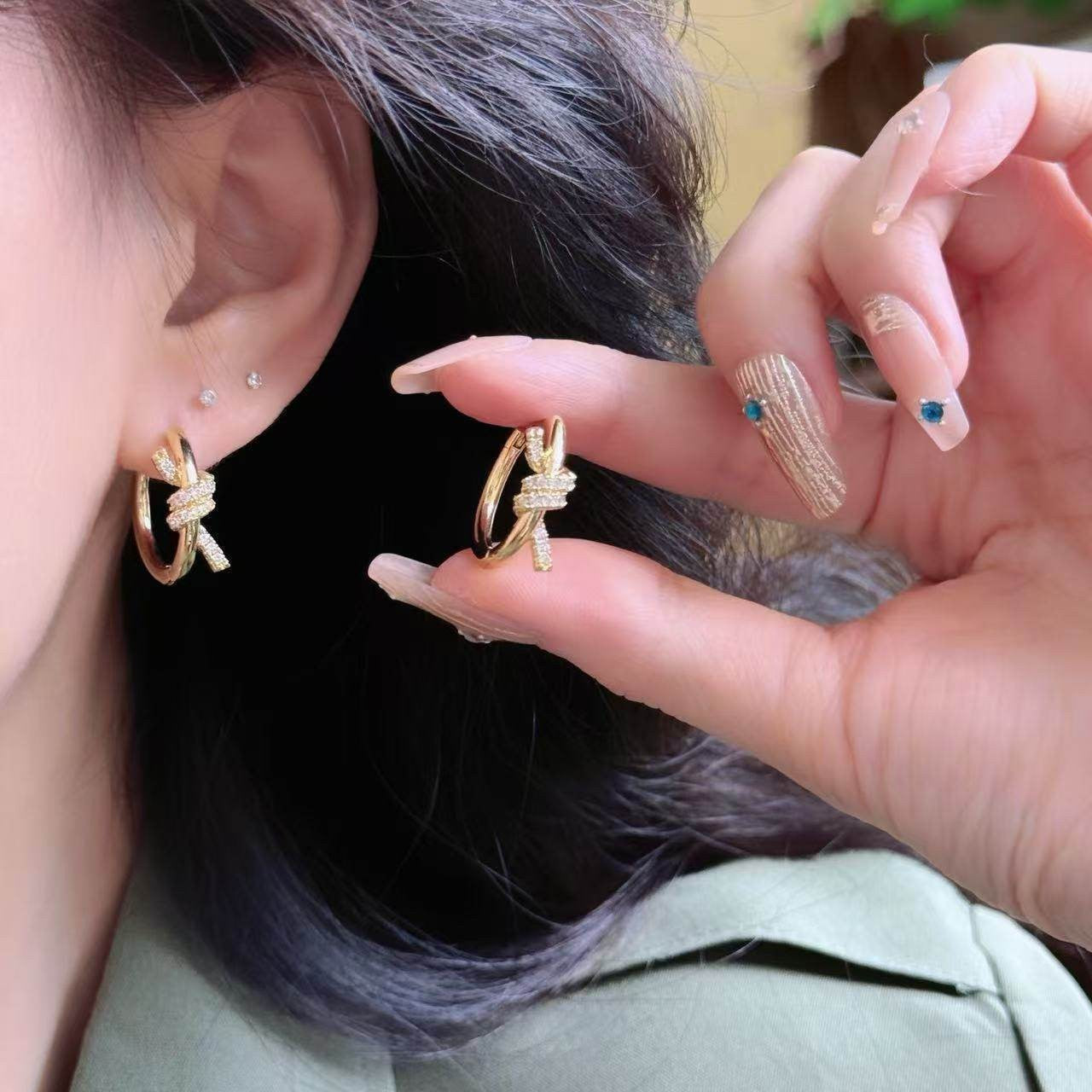 Orecchini a perno geometrici minimalisti in metallo con finitura placcata da donna, gioielli per l'orecchio lussuosi, alla moda e versatili per tutti i giorni