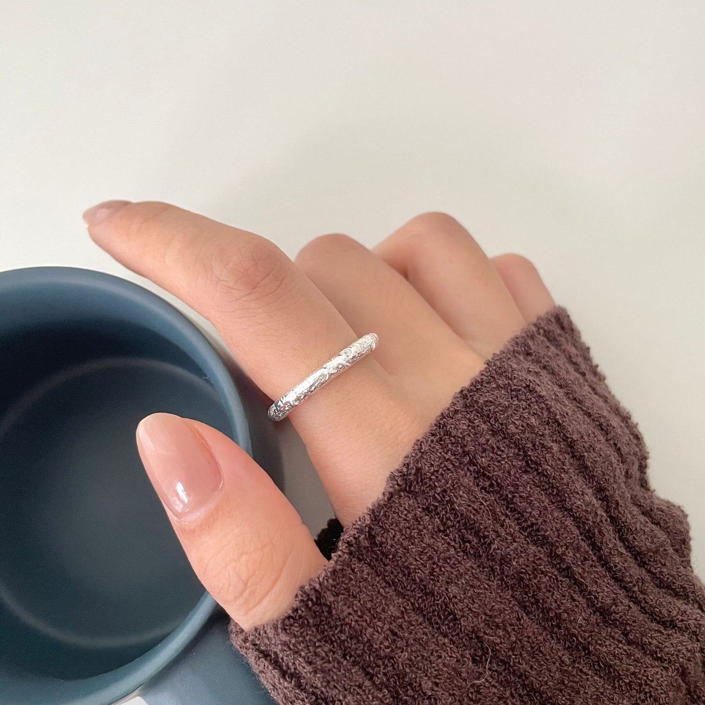 Anello aperto minimalista geometrico irregolare superficie terrestre in argento sterling 925 con finitura testurizzata