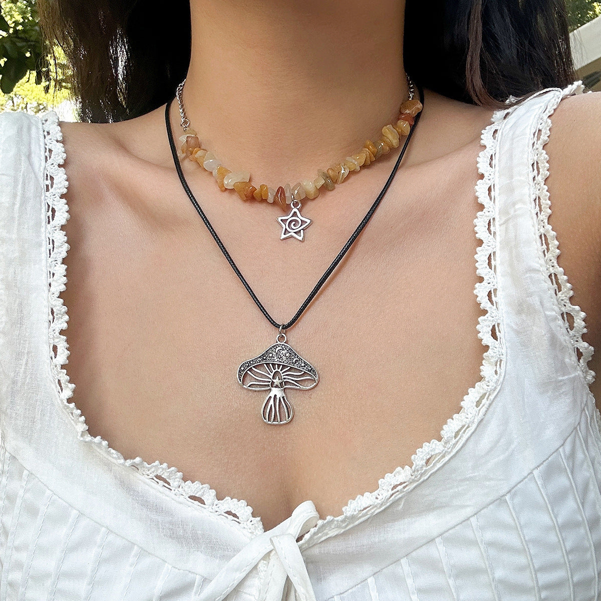 Collana Asimmetrica Bohemien Vintage con Perline Turchesi, Ciondolo Geometrico in Lega e Cordino di Cotone Cerato