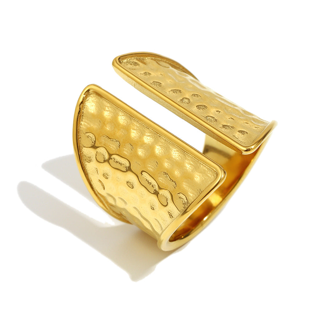 Anello da donna minimalista geometrico in acciaio inossidabile con placcatura in oro 18 carati e texture martellata
