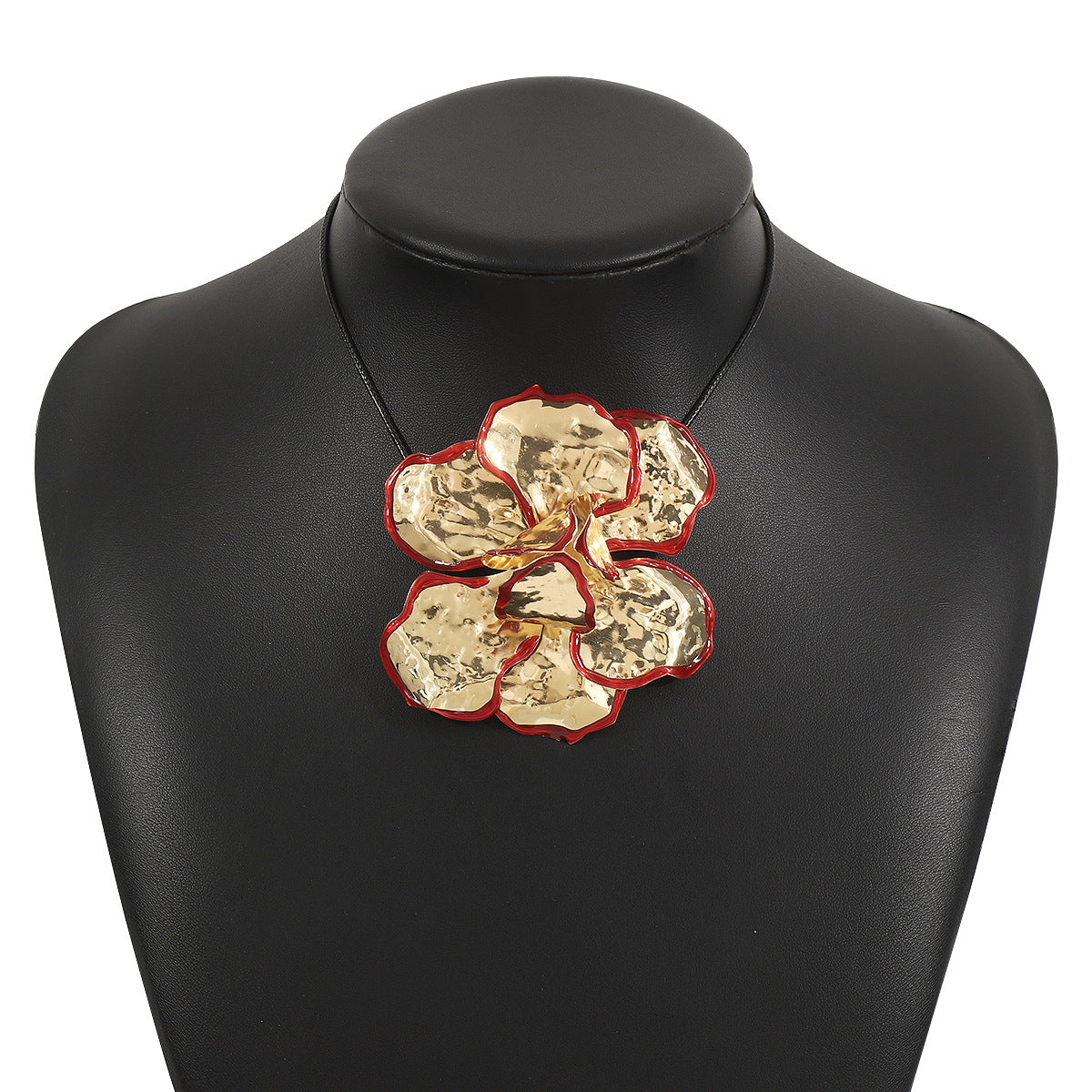 Collana da Donna con Ciondolo a Fiore Smaltato con Bordo Nero, Pieghe 3D e Motivo Floreale Vintage, Base in Ferro e Finitura Placcata