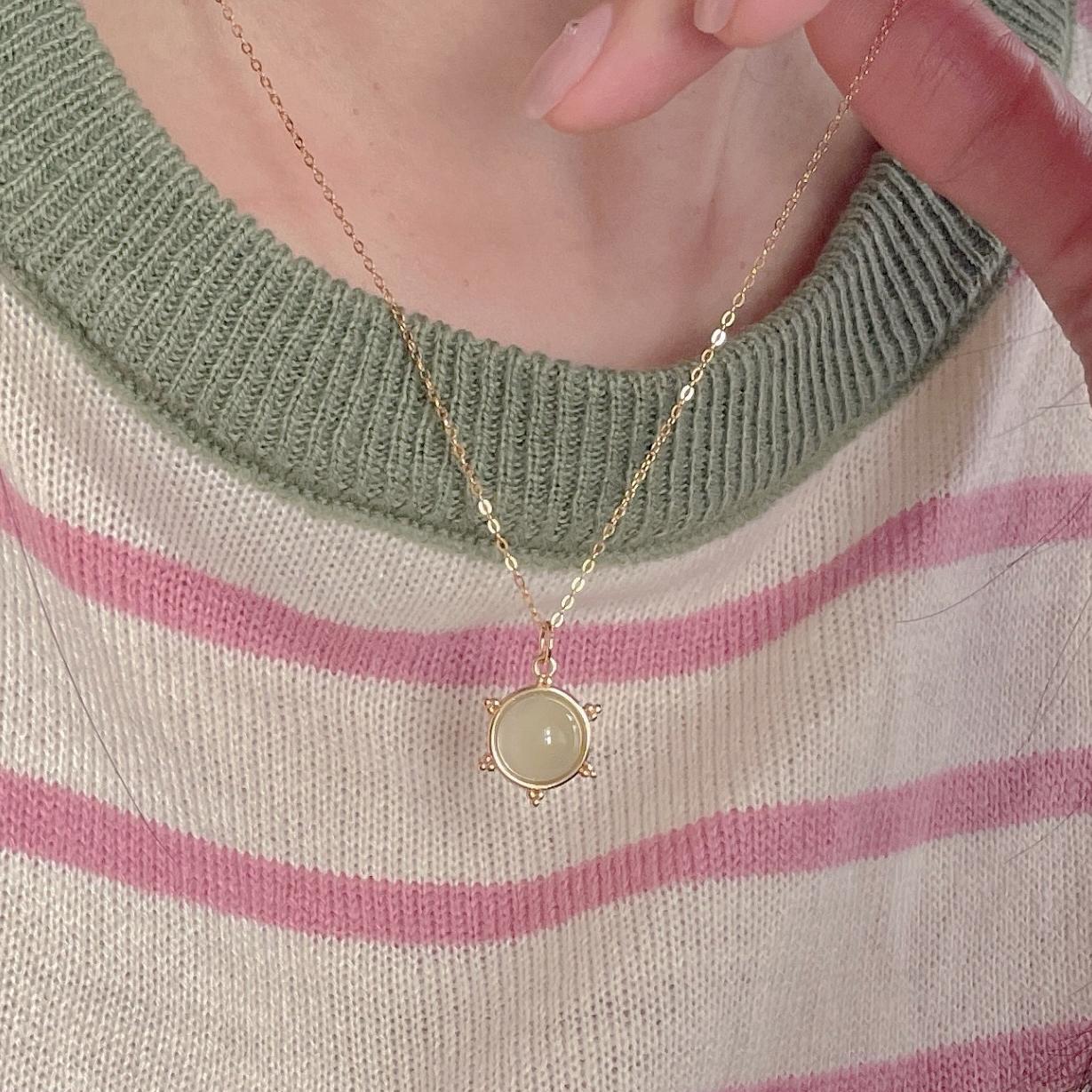 Collar minimalista geométrico en forma de corazón de plata de ley 925 con incrustaciones de cristal verde claro y acabado galvanizado