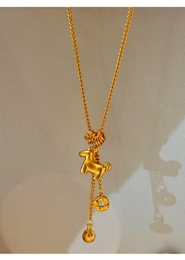 Collar con colgante de caballo minimalista de lujo para mujer en madera con chapado en oro de 18 quilates — Cadena para suéter de uso diario