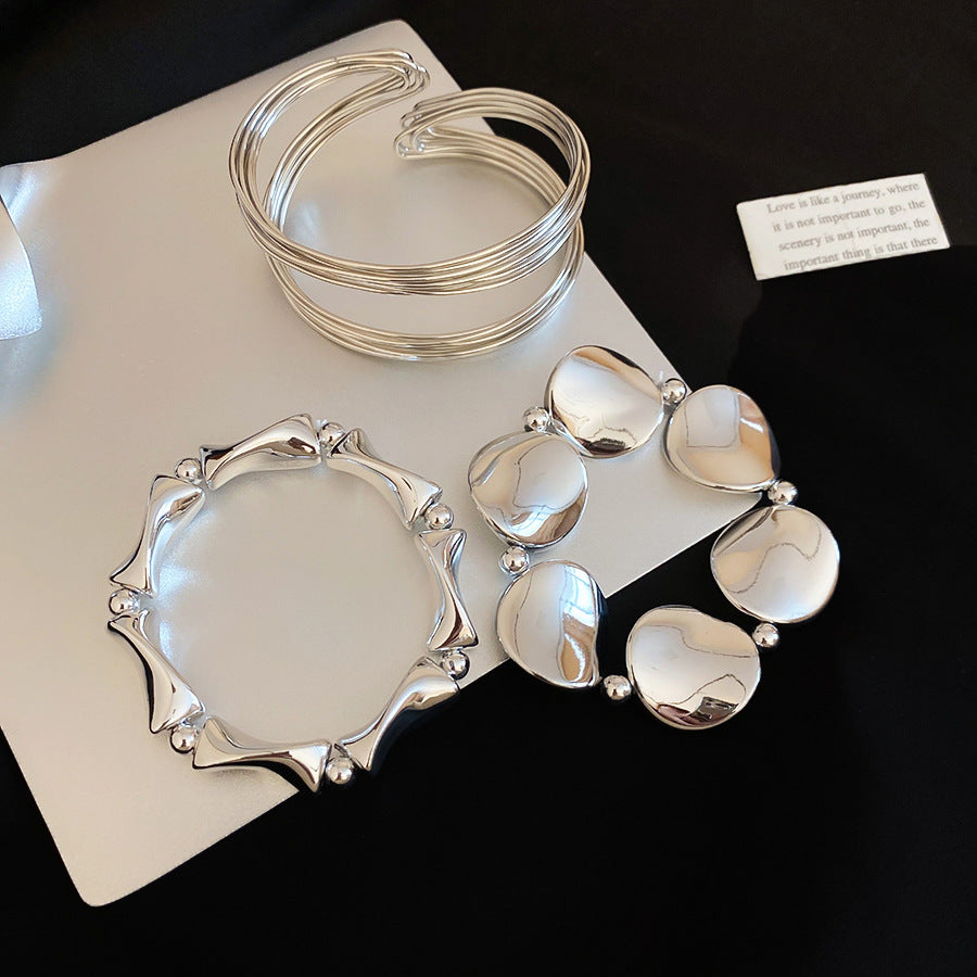 Bracciale rigido aperto attorcigliato lucido da donna Accessorio di moda in lega metallica con design geometrico