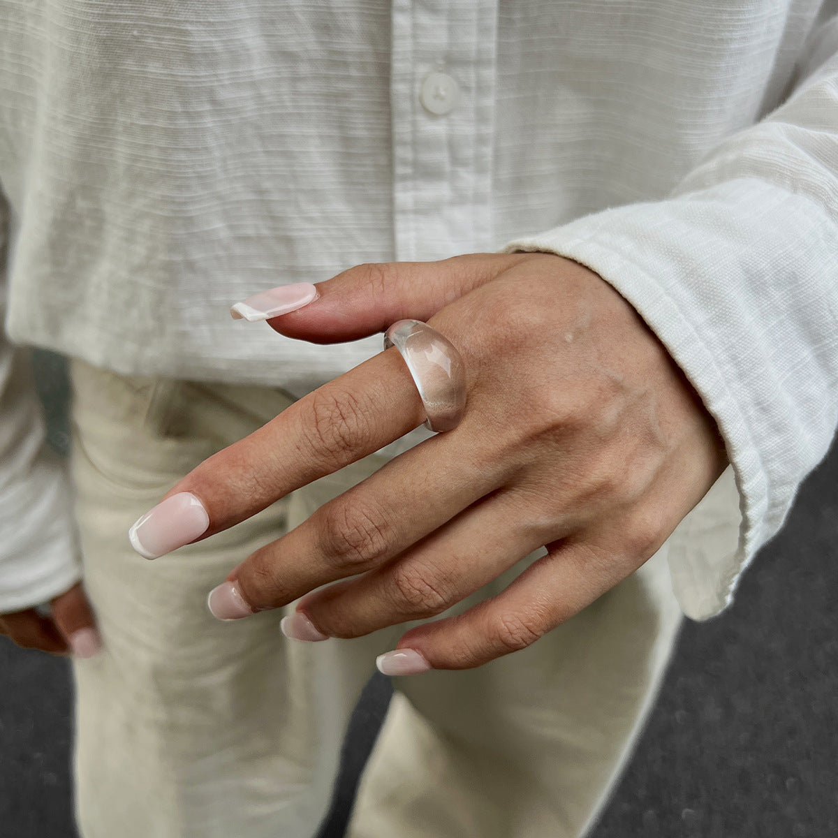 Anello da donna in resina geometrico minimalista con effetto marmorizzato e finitura epossidica lucida