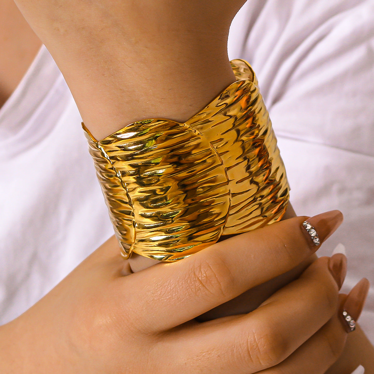 Bracciale da donna regolabile in acciaio al titanio placcato oro 18 carati — Braccialetto rigido a polsino in metallo minimalista dalla forma irregolare