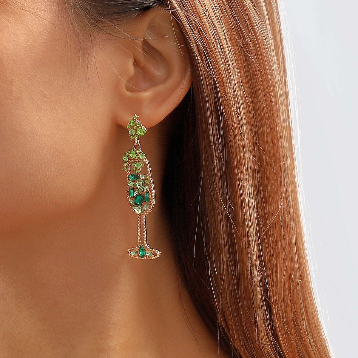Pendientes de aleación con incrustaciones de diamantes de imitación y acabado galvanizado con diseño geométrico dulce y atrevido para mujer
