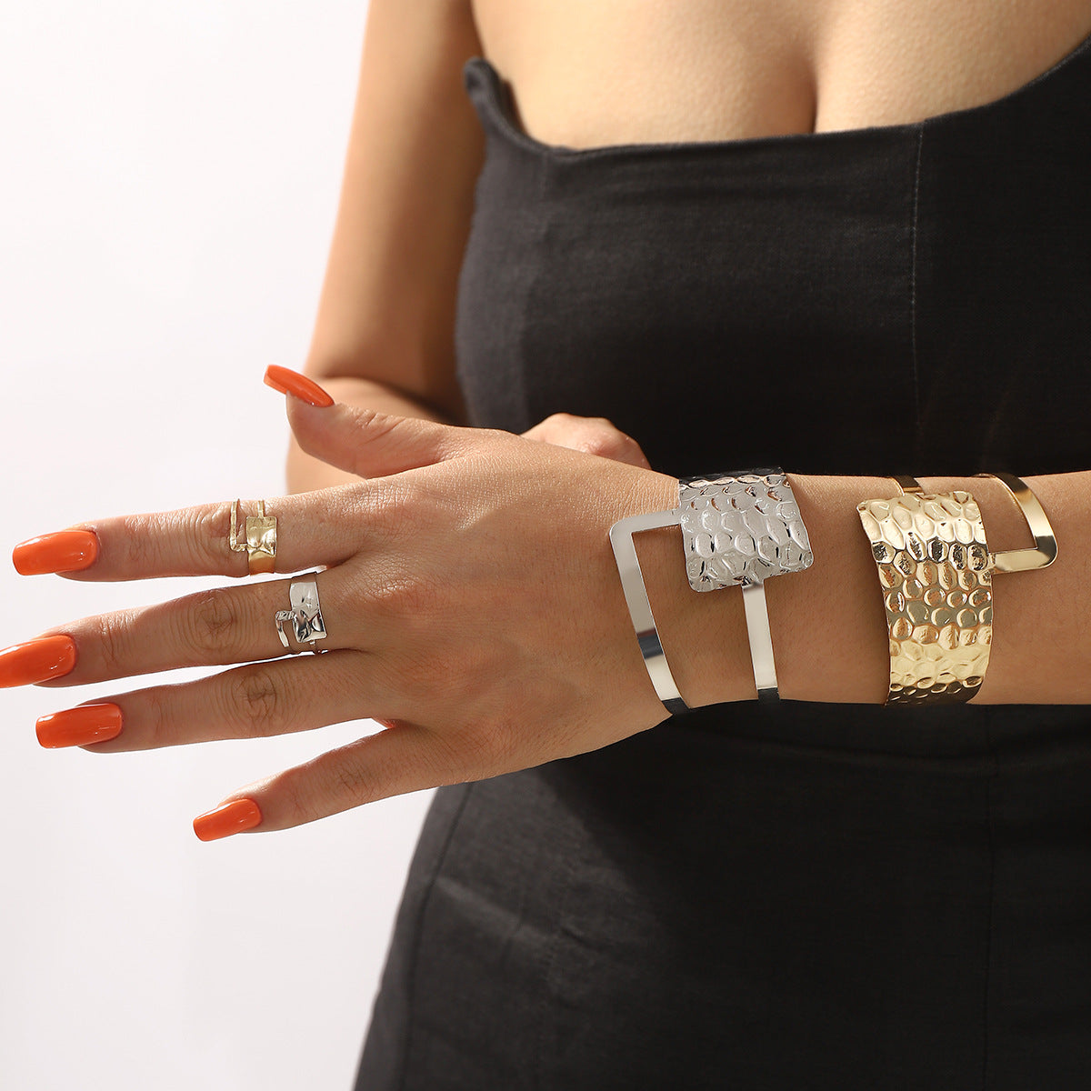 Set bracciale rigido aperto e anello geometrici minimalisti con design irregolare e asimmetrico per l'uso quotidiano e occasioni formali