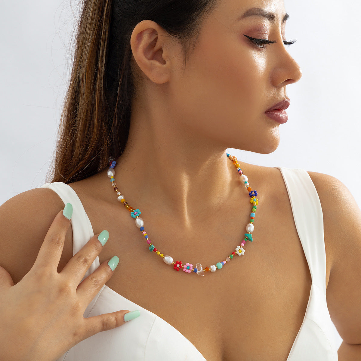 Collana Minimalista Margherite con Perle Imitazione e Dettagli Geometrici in Resina, Finitura Galvanica da Donna