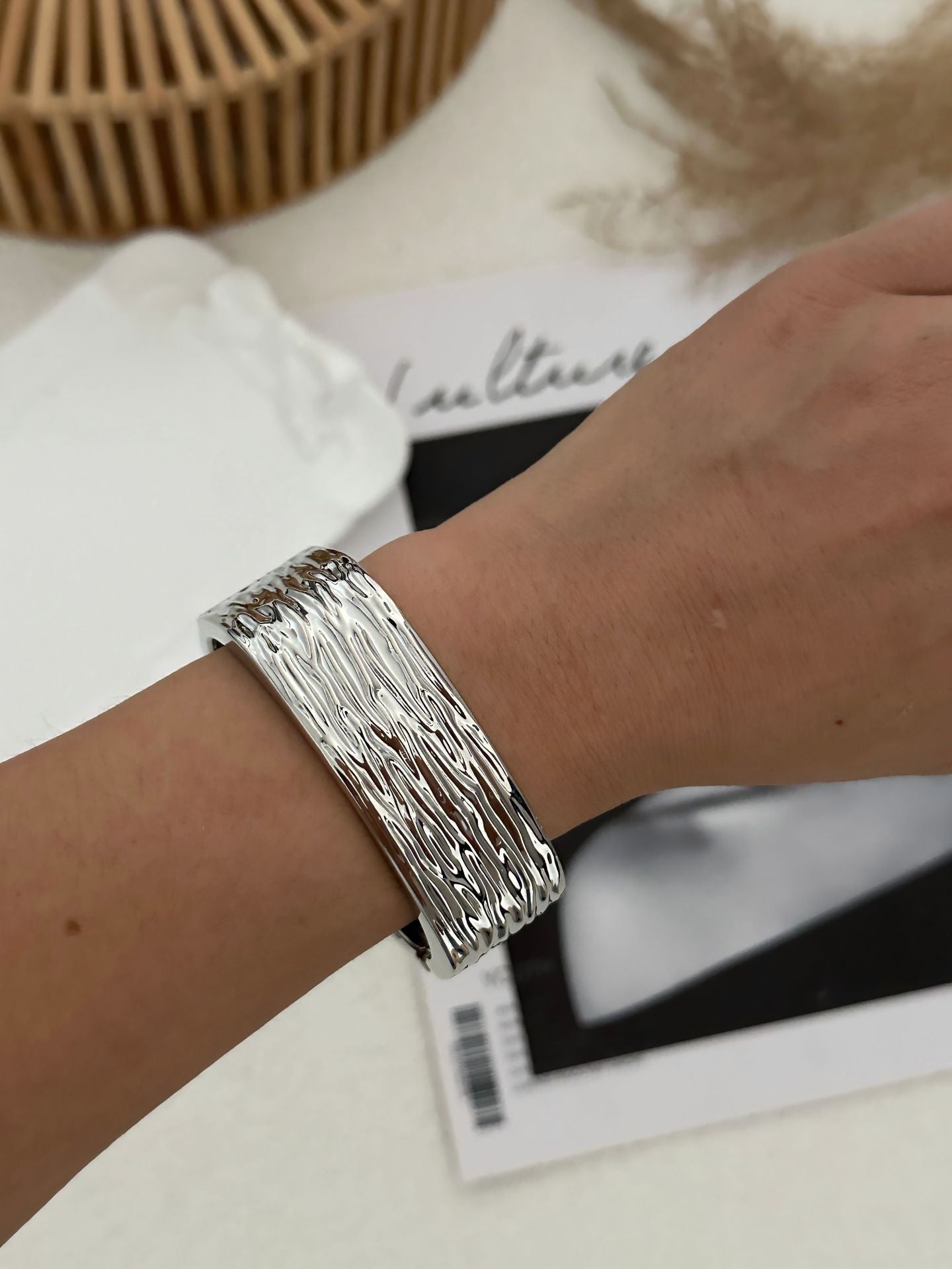 Bracciale rigido da donna in lega placcata, geometrico e ampio