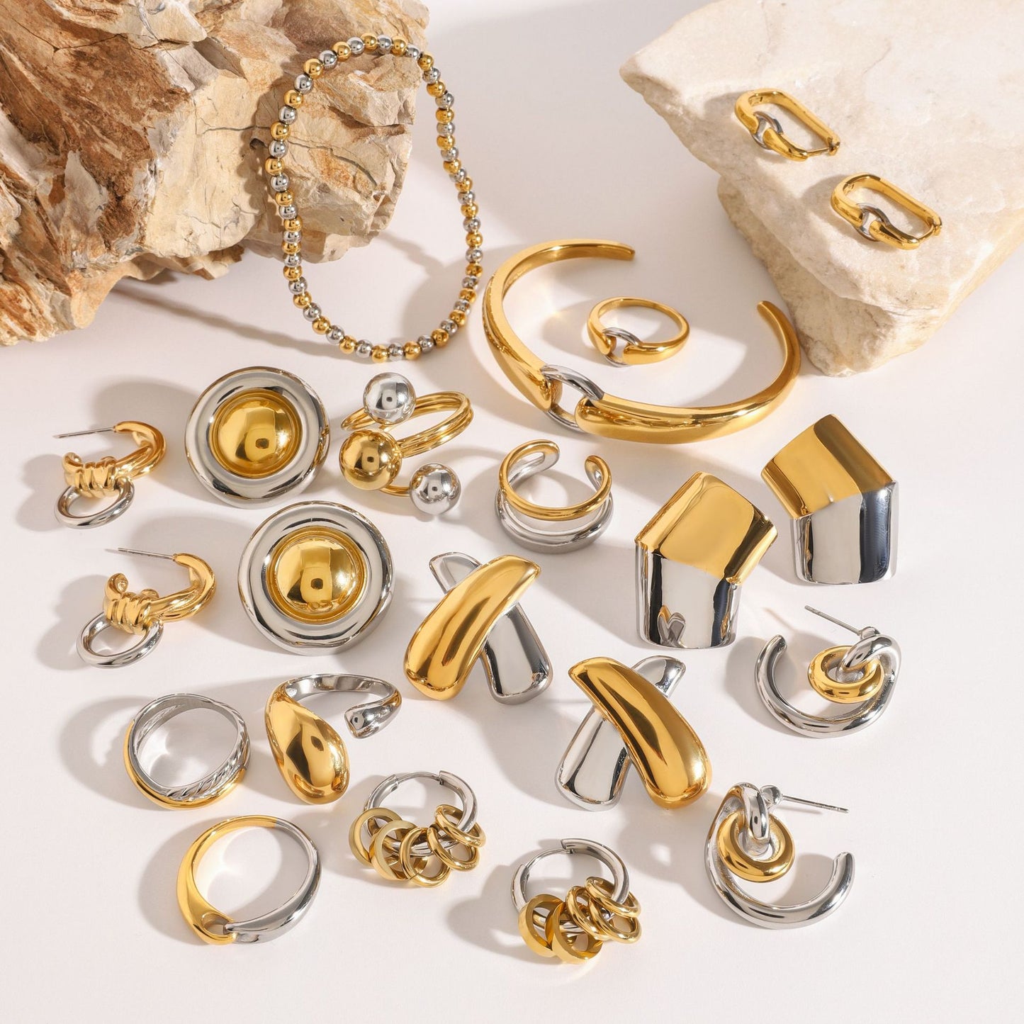 Set di anello, orecchini a lobo e bracciale regolabile placcati in acciaio inossidabile geometrico all'avanguardia con catena di perline