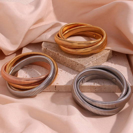 Pulsera Minimalista de Acero de Titanio con Cadena Elástica de Serpiente de Triple Vuelta Bañada en Oro de 18K para Mujer