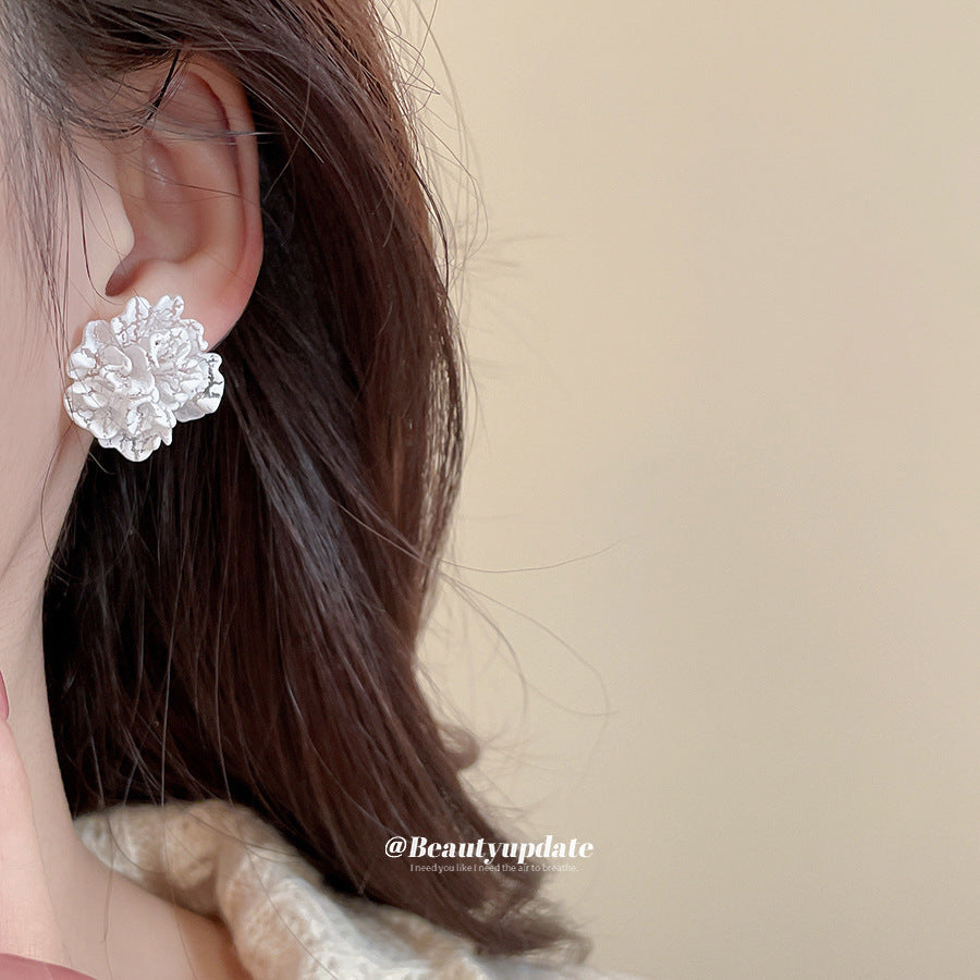 Elegante set di orecchini a perno con perle floreali e perni in acciaio placcato oro per donna