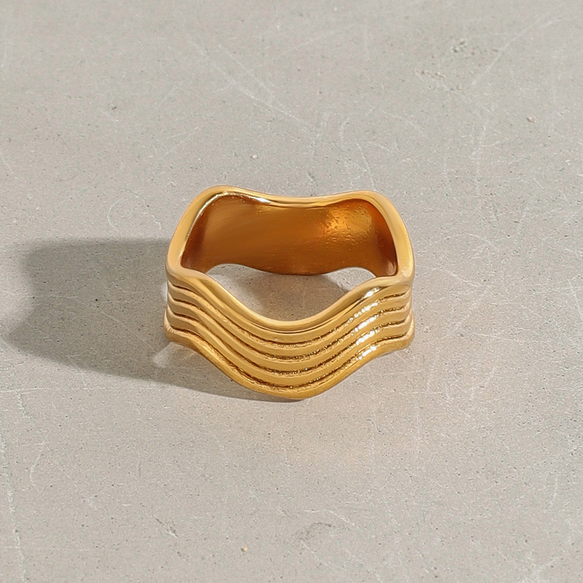 Anello Minimalista Geometrico in Acciaio al Titanio da Donna con Finitura Placcata, Fascia alla Moda in Acciaio Inossidabile Ipoallergenico