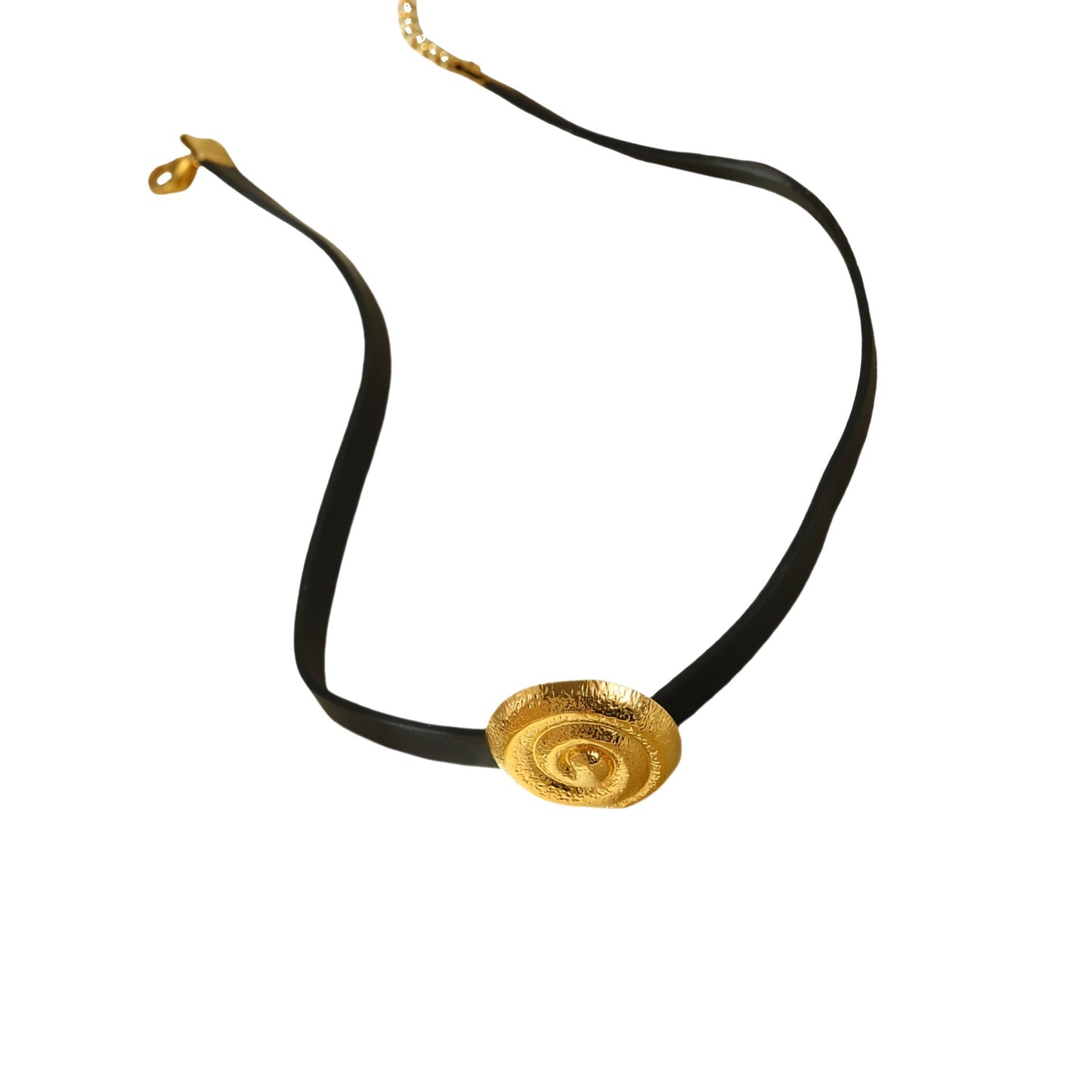 Collar minimalista de acero de titanio en forma de lazo para mujer con acabado chapado y detalle de cuero