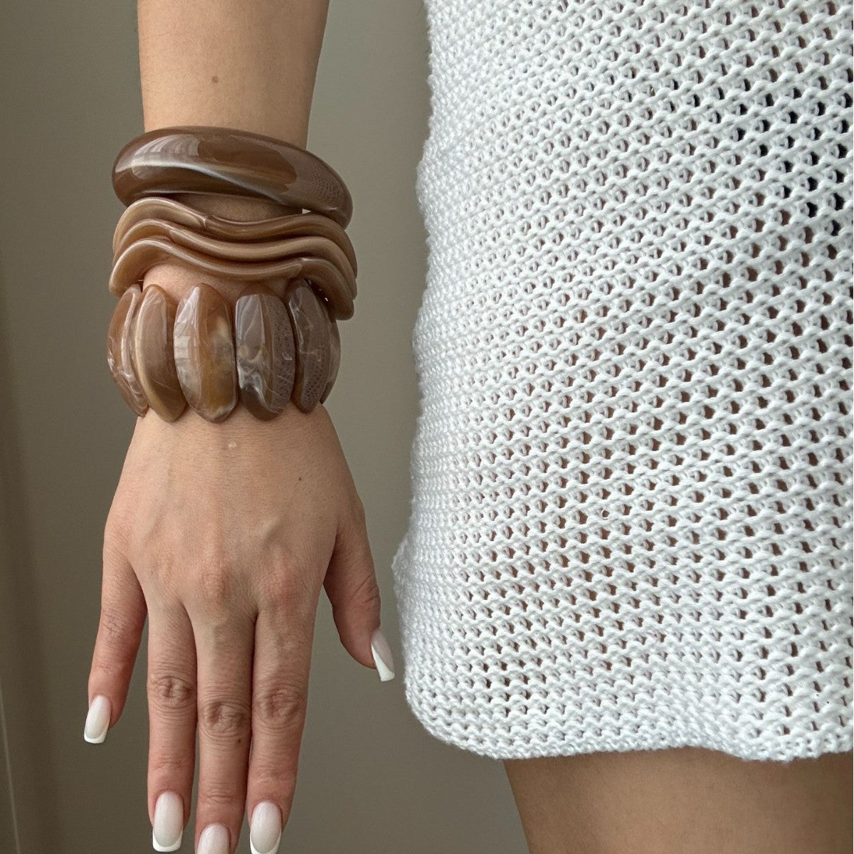 Bracciale a fascia aperta casual geometrico in resina acrilica con sfumatura a olio a goccia