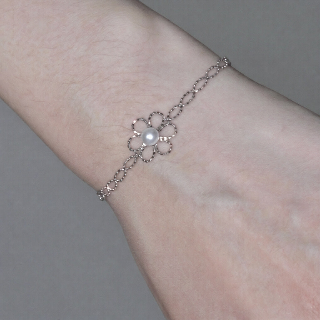 Conjunto de collar y pulsera minimalistas de perlas florales huecas para mujer con acabado chapado