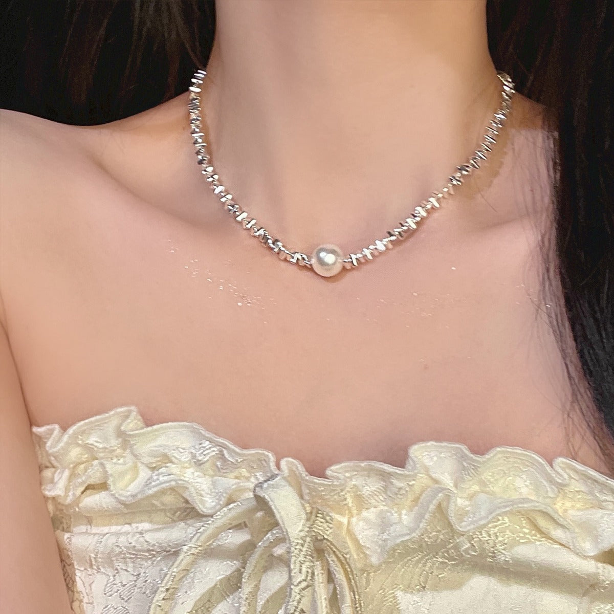 Collana con pendente geometrico minimalista da donna, catena a medaglione in lega con finitura galvanizzata e design irregolare