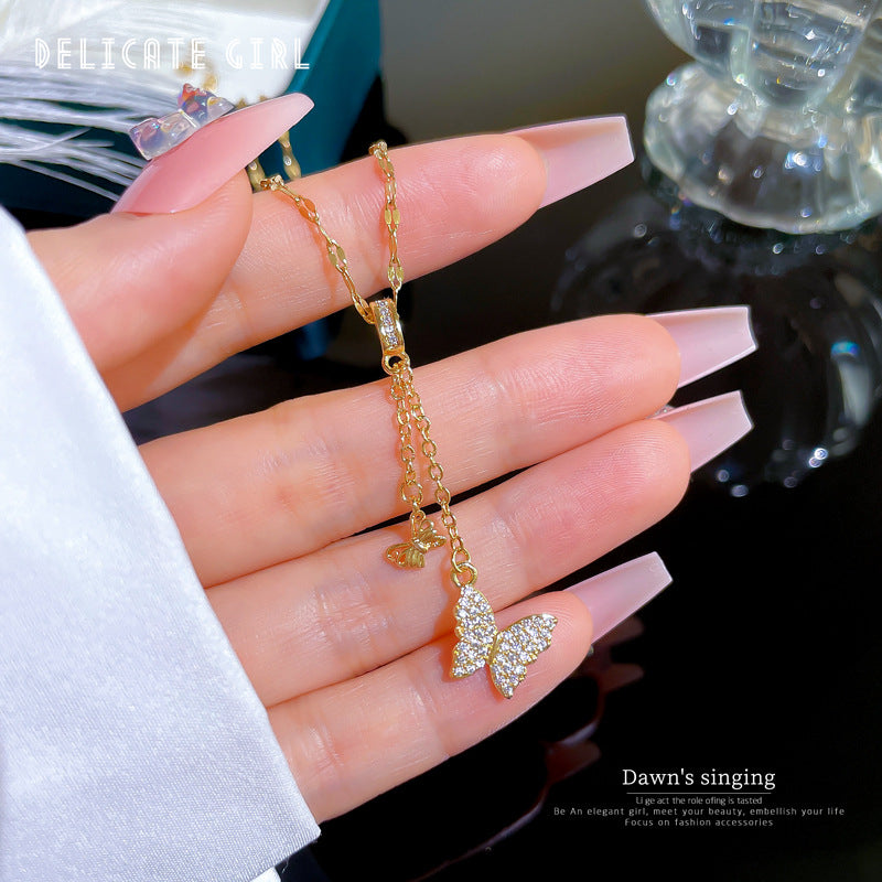 Collar con colgante de mariposa de circonita con microincrustaciones de acero de titanio de lujo para mujer con acabado chapado en oro y cadena ajustable