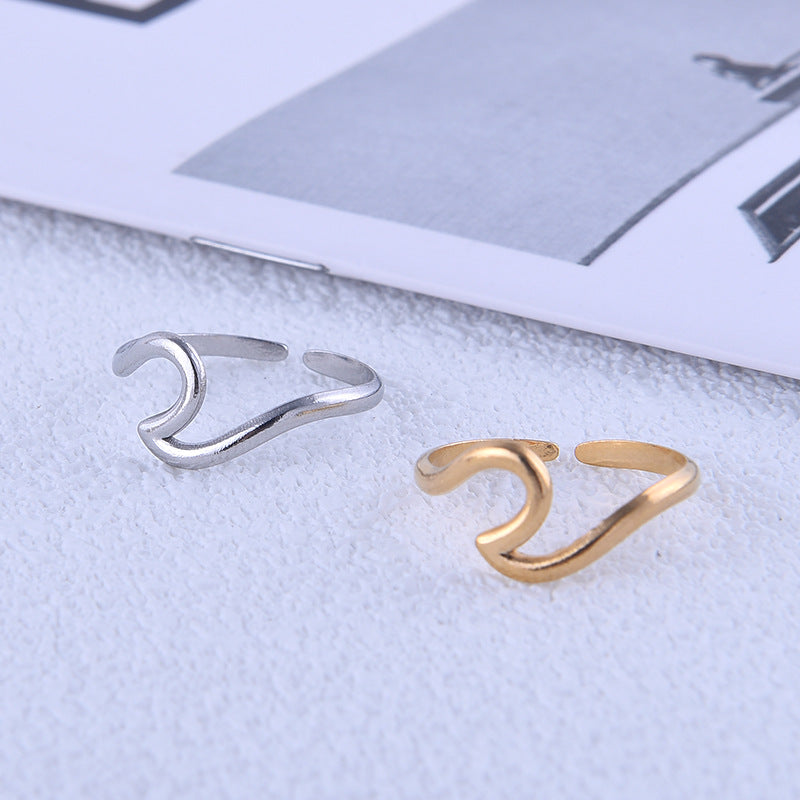 Anello regolabile minimalista da donna in acciaio al titanio con forma geometrica e finitura placcata