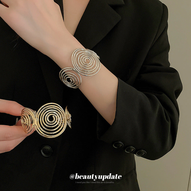 Bracciale in Metallo Ondulato Minimalista con Finitura Placcata da Donna Elegante Accessorio di Moda Leggero