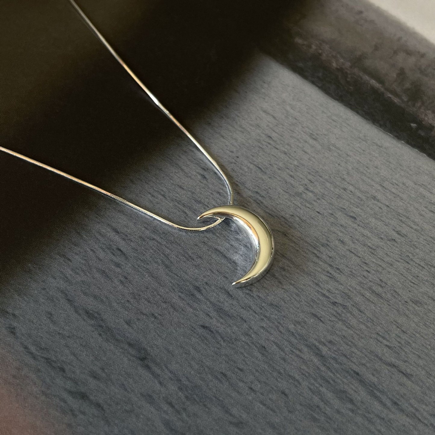Collana Pendente Luna Minimalista in Argento Sterling 925 con Accento Geometrico