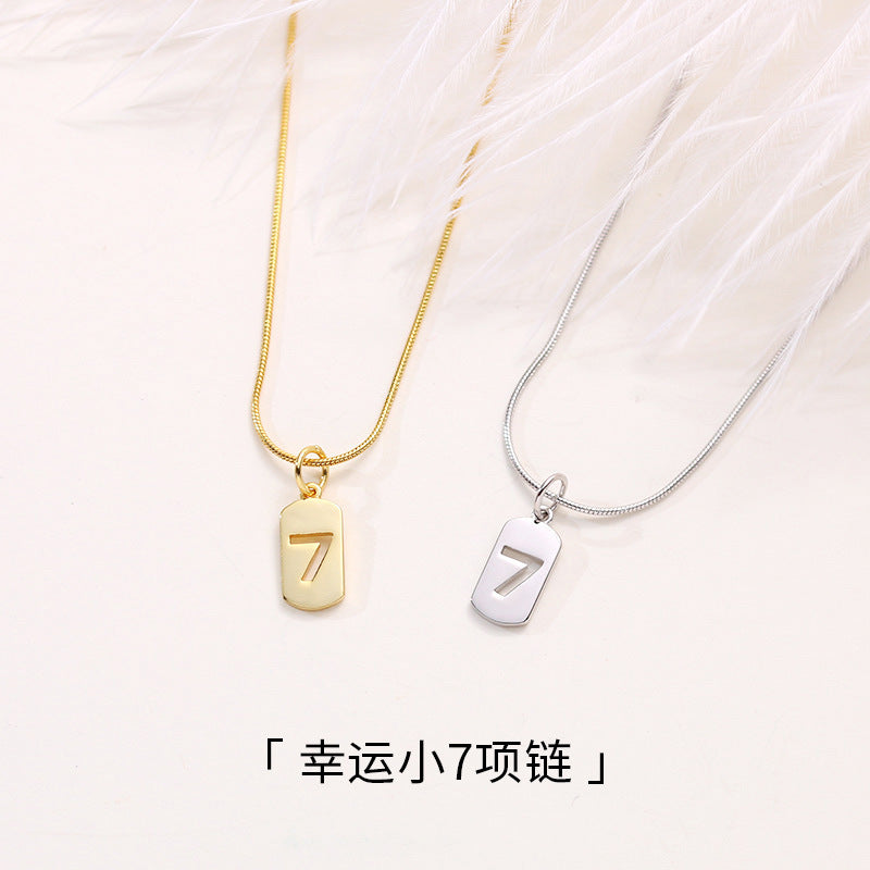Collana con Ciondolo Minimalista in Acciaio al Titanio Numero Fortunato 7 Tonalità Fredda con Catena a Serpente per Donna
