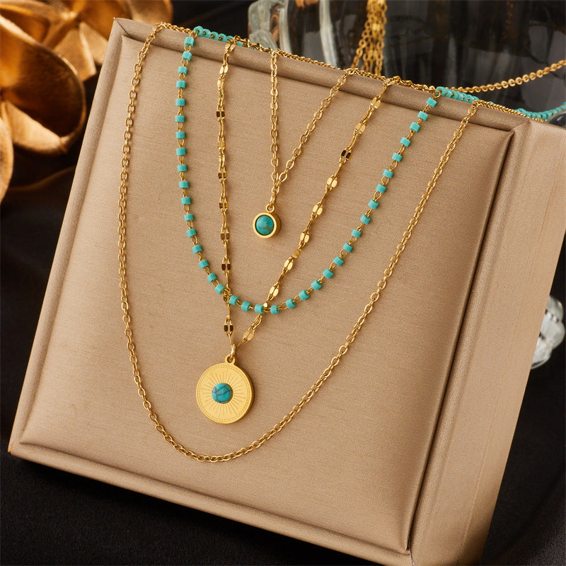 Collana con Pendente Minimalista Geometrica Irregolare in Acciaio al Titanio con Intarsio Turchese e Finitura Placcata per Donne