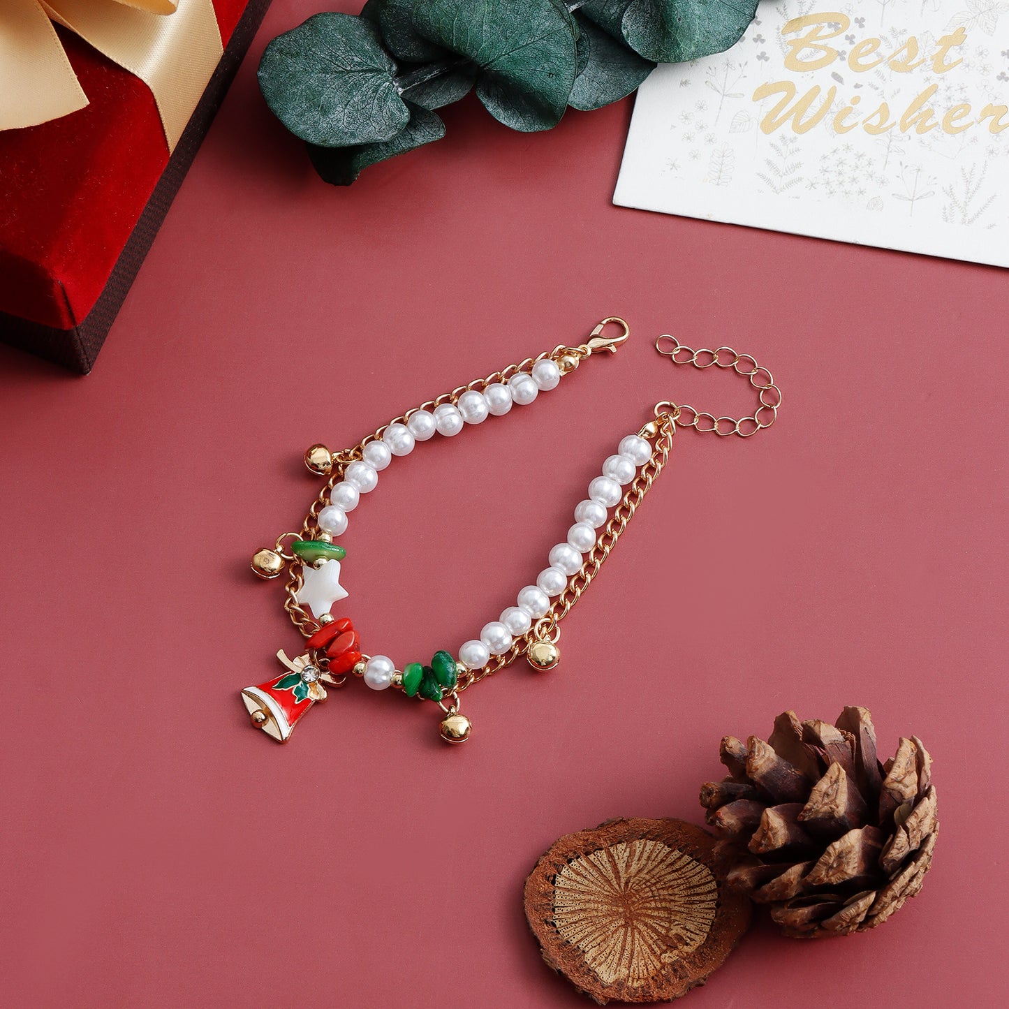 Bracciale a doppio strato con ciondoli geometrici minimalistici a forma di stella e campana, con accenti di pietre naturali e perle su cordino, finitura galvanizzata