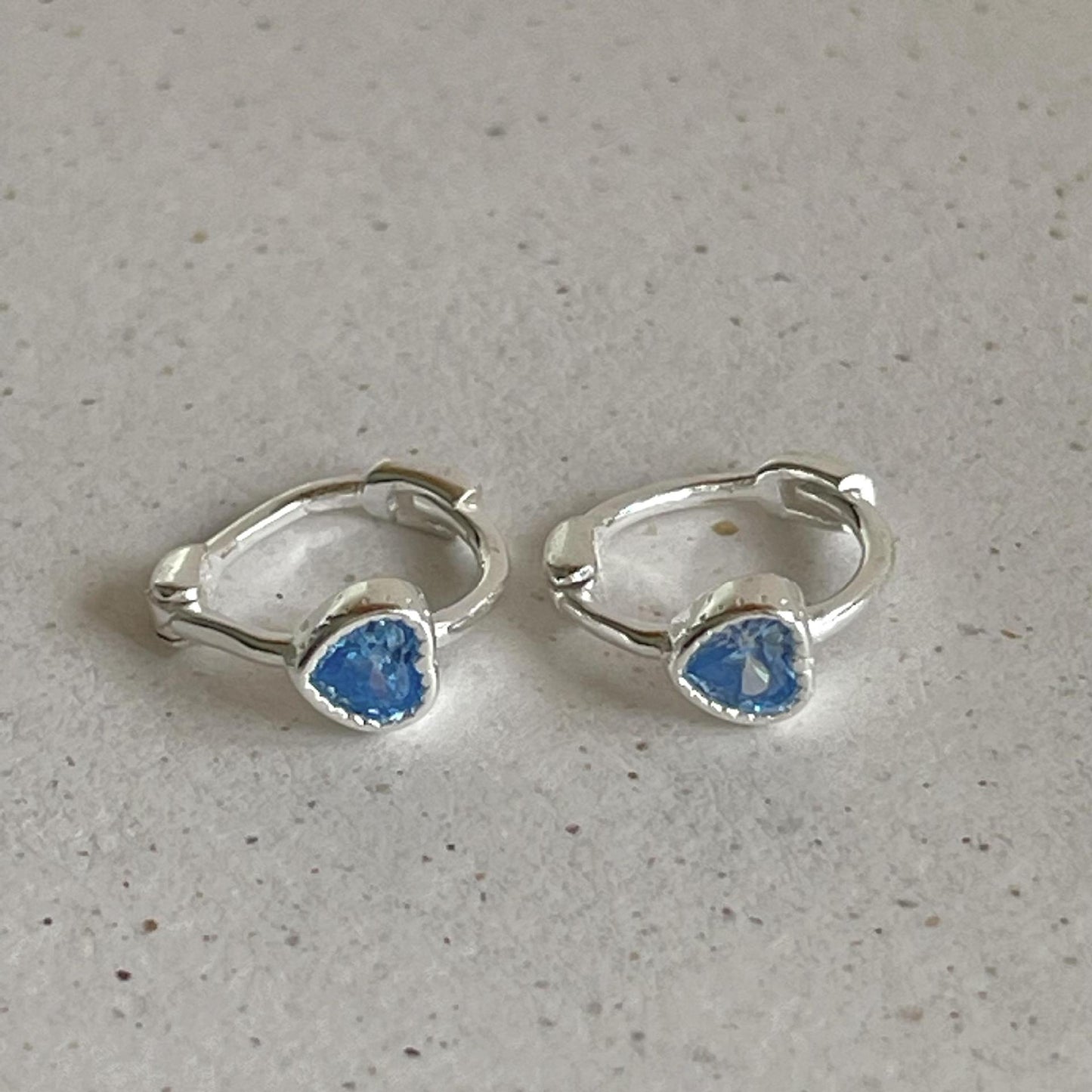 Orecchini a perno minimalisti a forma di cuore in argento sterling 925 con intarsio di zircone blu, ipoallergenici e versatili gioielli per l'uso quotidiano